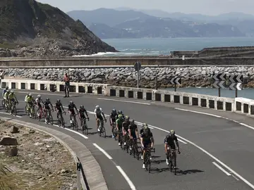El pelotón, durante la decimotercera etapa El pelotón, durante la decimotercera etapa
