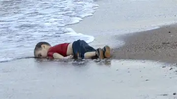 Fotografía de archivo tomada el 2 de septiembre de 2015 que muestra el cuerpo sin vida del joven refugiado sirio Aylan en Mugla Fotografía de archivo tomada el 2 de septiembre de 2015 que muestra el cuerpo sin vida del joven refugiado sirio Aylan en Mugla