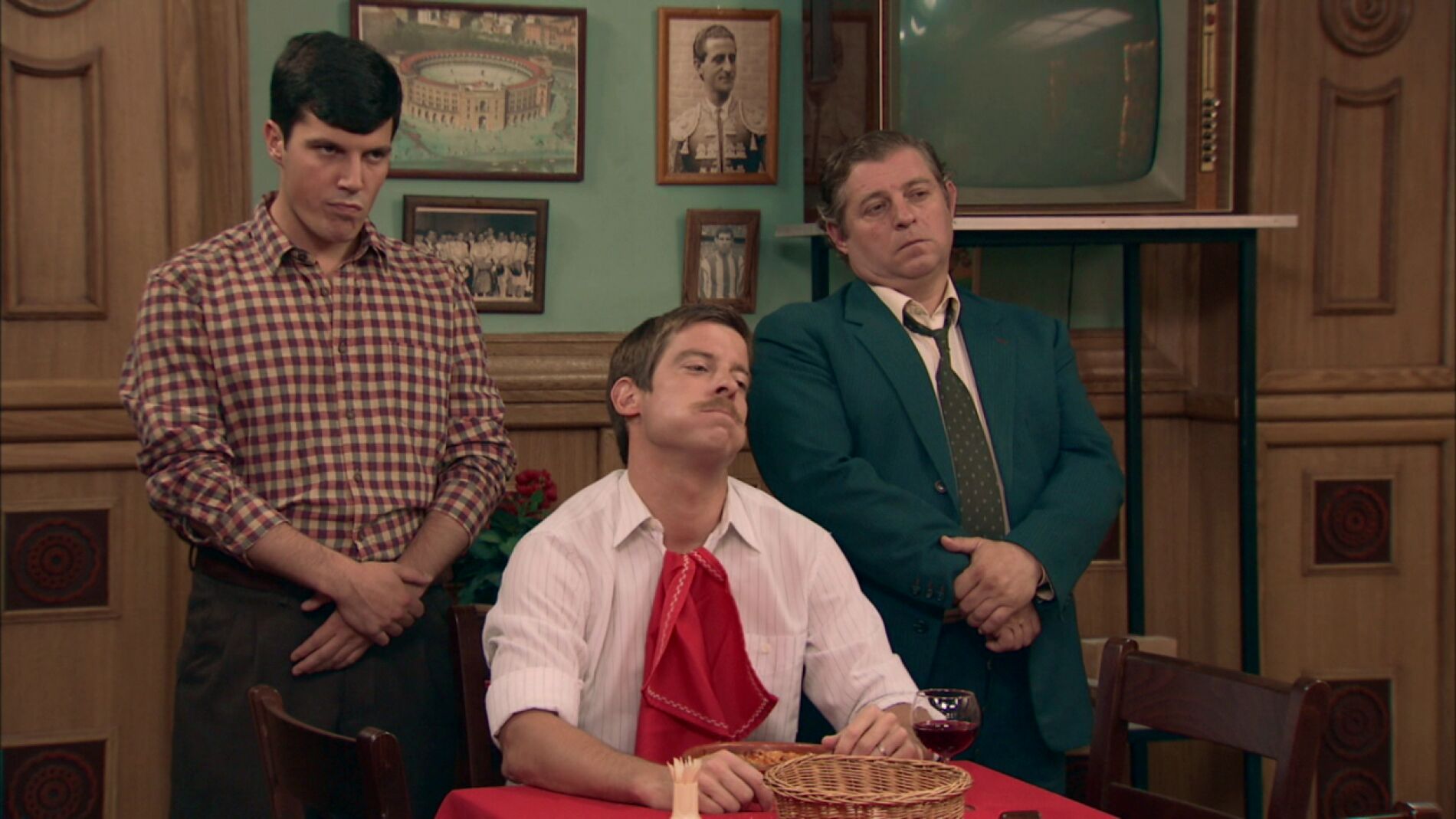 Marcelino espanta a Andr&eacute;s con ayuda de sus matones