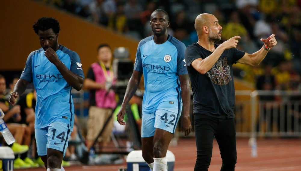 Yayá Toure se retira del terreno de juego con Guardiola dando instrucciones