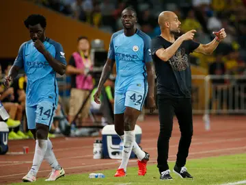 Yayá Toure se retira del terreno de juego con Guardiola dando instrucciones Yayá Toure se retira del terreno de juego con Guardiola dando instrucciones
