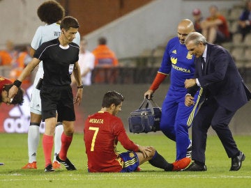 Morata, en el suelo durante el partido contra Bélgica