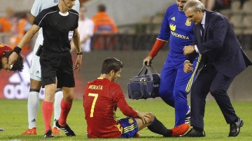 Morata, en el suelo durante el partido contra Bélgica