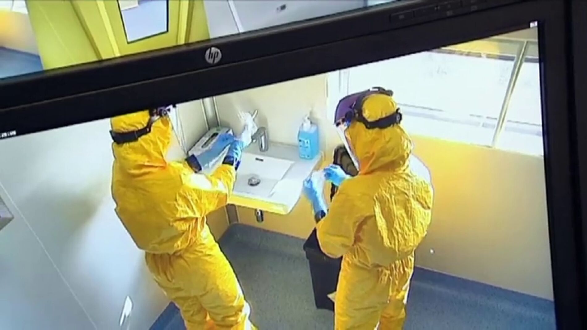 Frame 58.378704 de: As&iacute; es la Unidad de Aislamiento en la que est&aacute; ingresada la enfermera con fiebre hemorr&aacute;gica