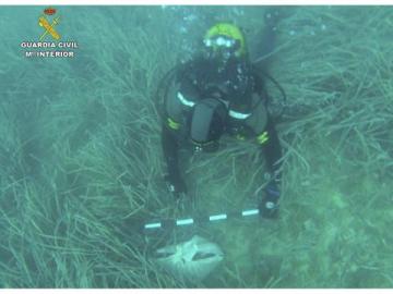  La Guardia Civil ha hallado una nueva sábana anudada que al parecer contendría restos humanos y objetos supuestamente usados en rituales de santería en aguas cercanas al Peñón de Ifach de Calpe, en Alicante.