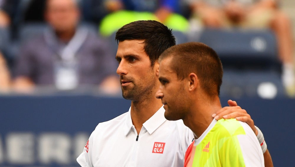 Djokovic y Youzhny se saludan después del partido