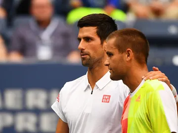 Djokovic y Youzhny se saludan después del partido Djokovic y Youzhny se saludan después del partido