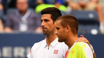 Djokovic y Youzhny se saludan después del partido