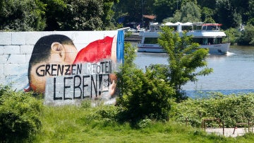 Una gran grafiti de Aylan Kurdi, en el que se puede leer: &quot;Las fronteras matan&quot;. En Frankfurt, Alemania