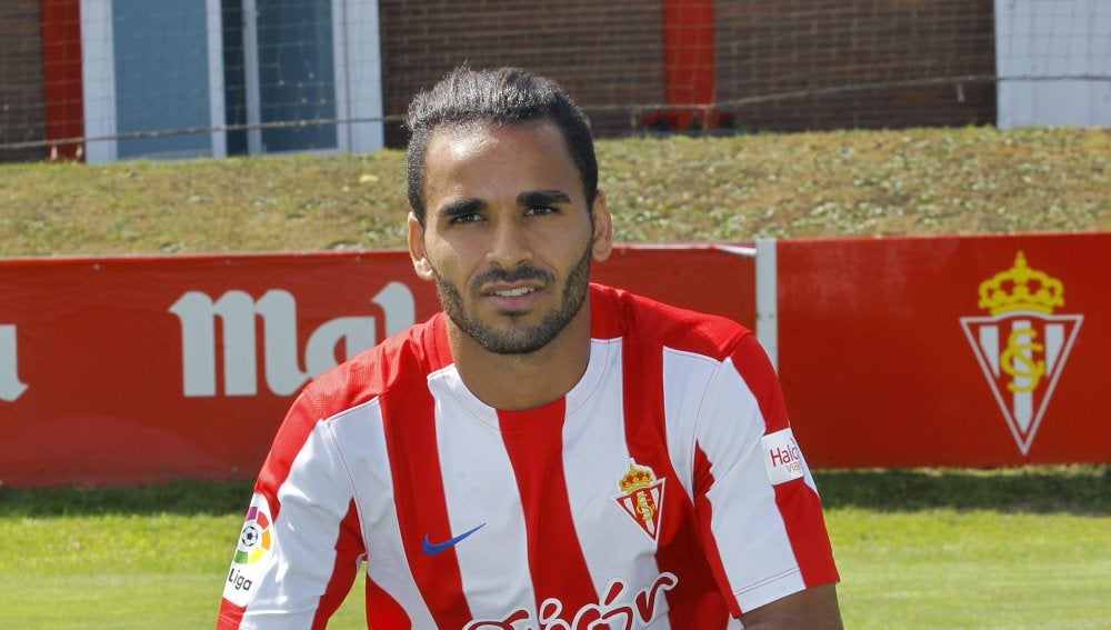 Douglas en su presentación con el Sporting.