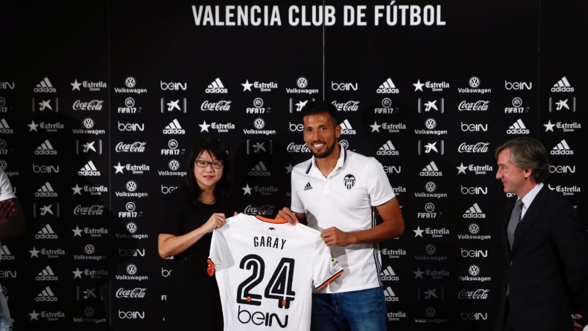 Garay, presentado como jugador del Valencia.