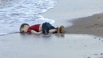 Fotografía de archivo tomada el 2 de septiembre de 2015 que muestra el cuerpo sin vida del joven refugiado sirio Aylan en Mugla Fotografía de archivo tomada el 2 de septiembre de 2015 que muestra el cuerpo sin vida del joven refugiado sirio Aylan en Mugla