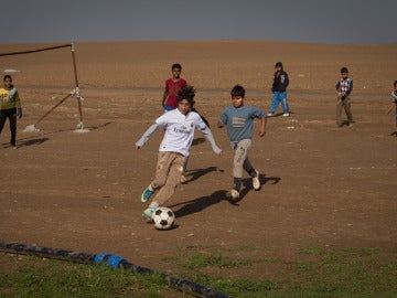Niños jugando a fútbol en un campo de refugiados del norte de Irak
