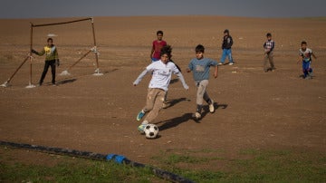 Niños jugando a fútbol en un campo de refugiados del norte de Irak