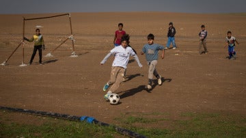 Ni&ntilde;os jugando a f&uacute;tbol en un campo de refugiados del norte de Irak