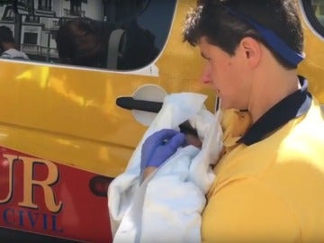 El personal de Emergencias atiende al bebé nacido en el Metro de Madrid