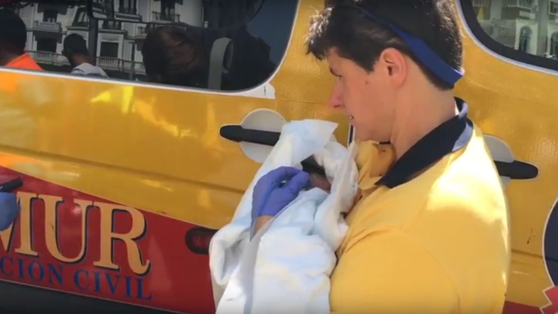 El personal de Emergencias atiende al beb&eacute; nacido en el Metro de Madrid