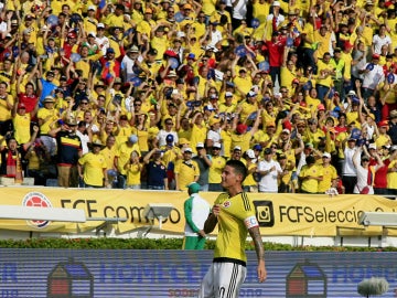 James celebra un gol con Colombia