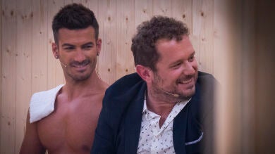 ¿Qué hace El Monaguillo en una sauna con dos hombres completamente desnudos?