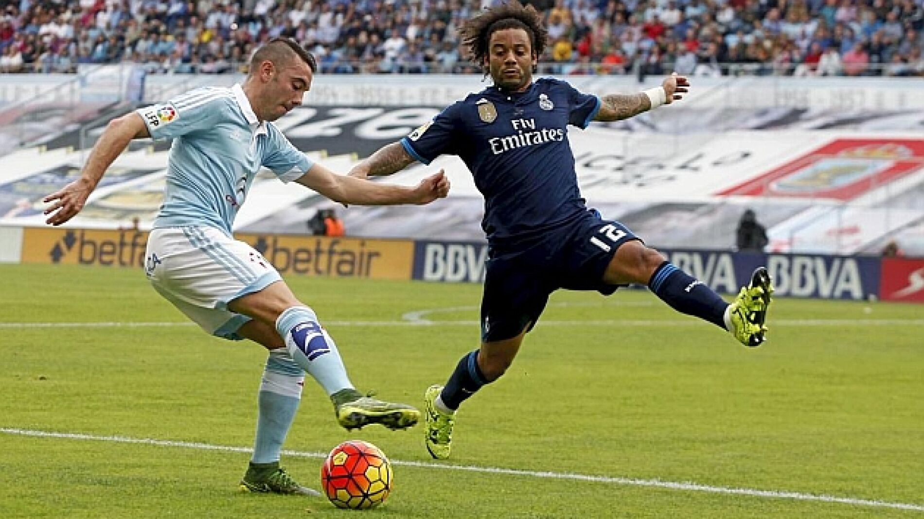 Aspas jugando contra el Madrid.