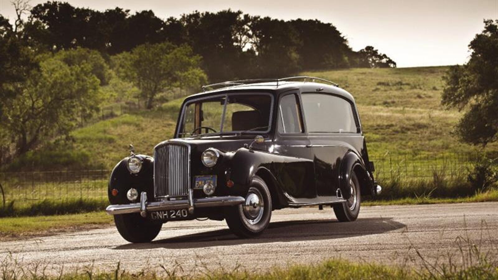 Subastado en Londres por 160.000 euros el coche que John Lennon usó en 'Imagine'