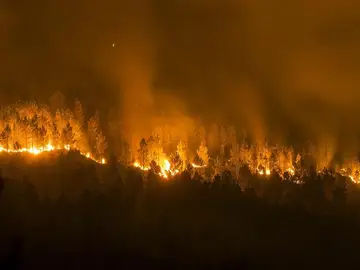 Vista del incendio forestal declarado en la localidad orensana de Entrimo Vista del incendio forestal declarado en la localidad orensana de Entrimo