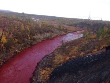 Río rojo en un pueblo de Rusia