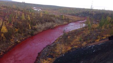 Los habitantes de un pueblo ruso, conmocionados después de que un río se tiñera de rojo misteriosamente