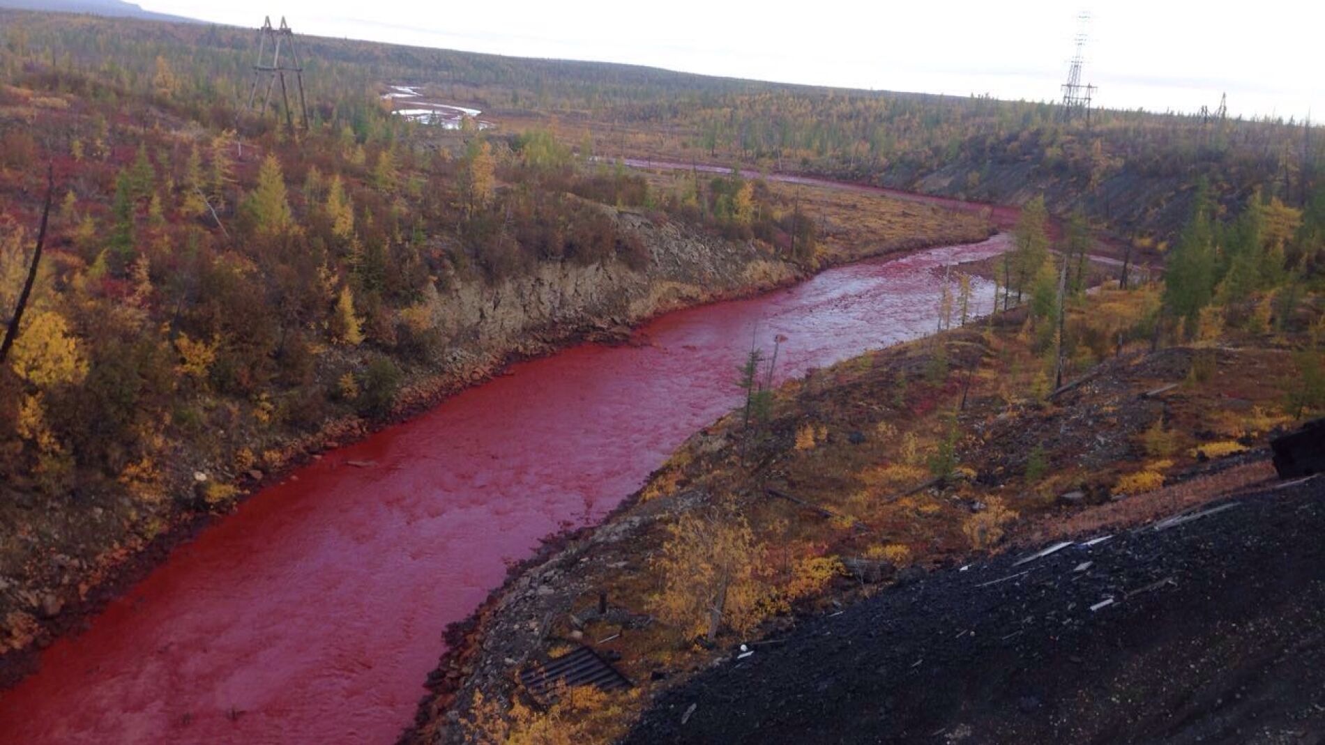 R&iacute;o rojo en un pueblo de Rusia