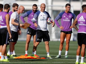 Zidane da instrucciones en el entrenamiento del Real Madrid