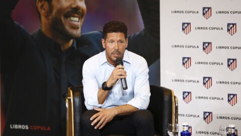 El Cholo Simeone en la presentaci&oacute;n de su libro