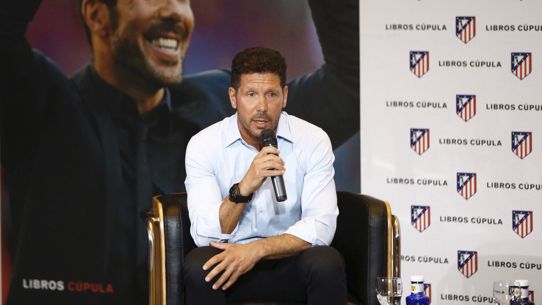 El Cholo Simeone en la presentaci&oacute;n de su libro