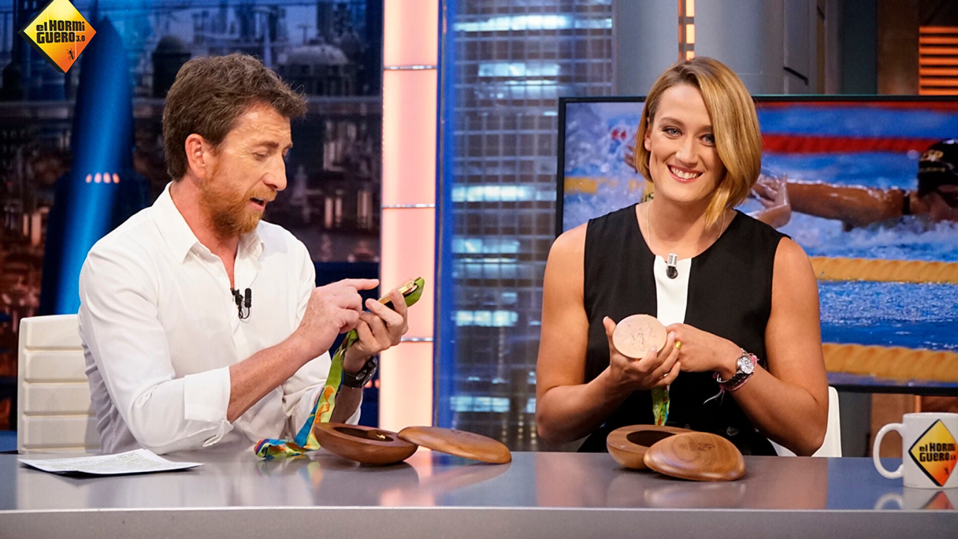 Mireia Belmonte luce sus dos medallas ol&iacute;mpicas en 'El Hormiguero'