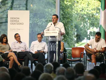 El dirigente de la izquierda abertzale Arnaldo Otegi en la presentación de la propuesta 'Denon Herria-Un país compartido' El dirigente de la izquierda abertzale Arnaldo Otegi en la presentación de la propuesta 'Denon Herria-Un país compartido'