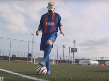 Leo Messi marca un penalti con los ojos vendados Leo Messi marca un penalti con los ojos vendados