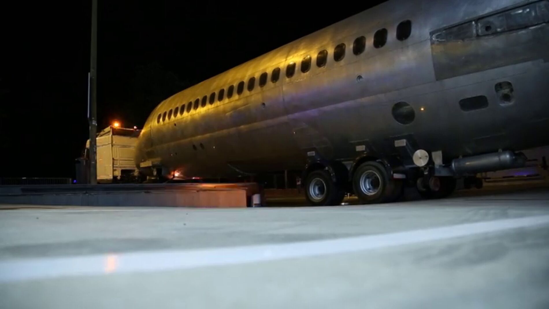 Frame 22.494195 de: As&iacute; se reconstruy&oacute; el 'avi&oacute;n milagro' en plena calle Alcal&aacute; de Madrid