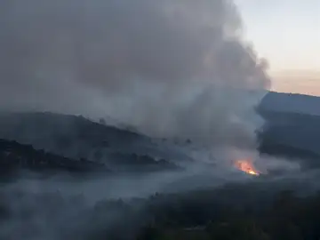 Vista del incendio forestal declarado en la localidad ourensana de Muiños'. Vista del incendio forestal declarado en la localidad ourensana de Muiños'.
