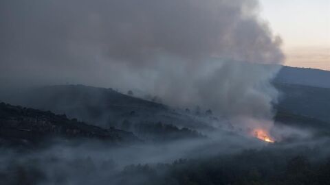 Vista del incendio forestal declarado en la localidad ourensana de Mui&ntilde;os'. 