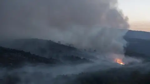 Vista del incendio forestal declarado en la localidad ourensana de Muiños'. Vista del incendio forestal declarado en la localidad ourensana de Muiños'.
