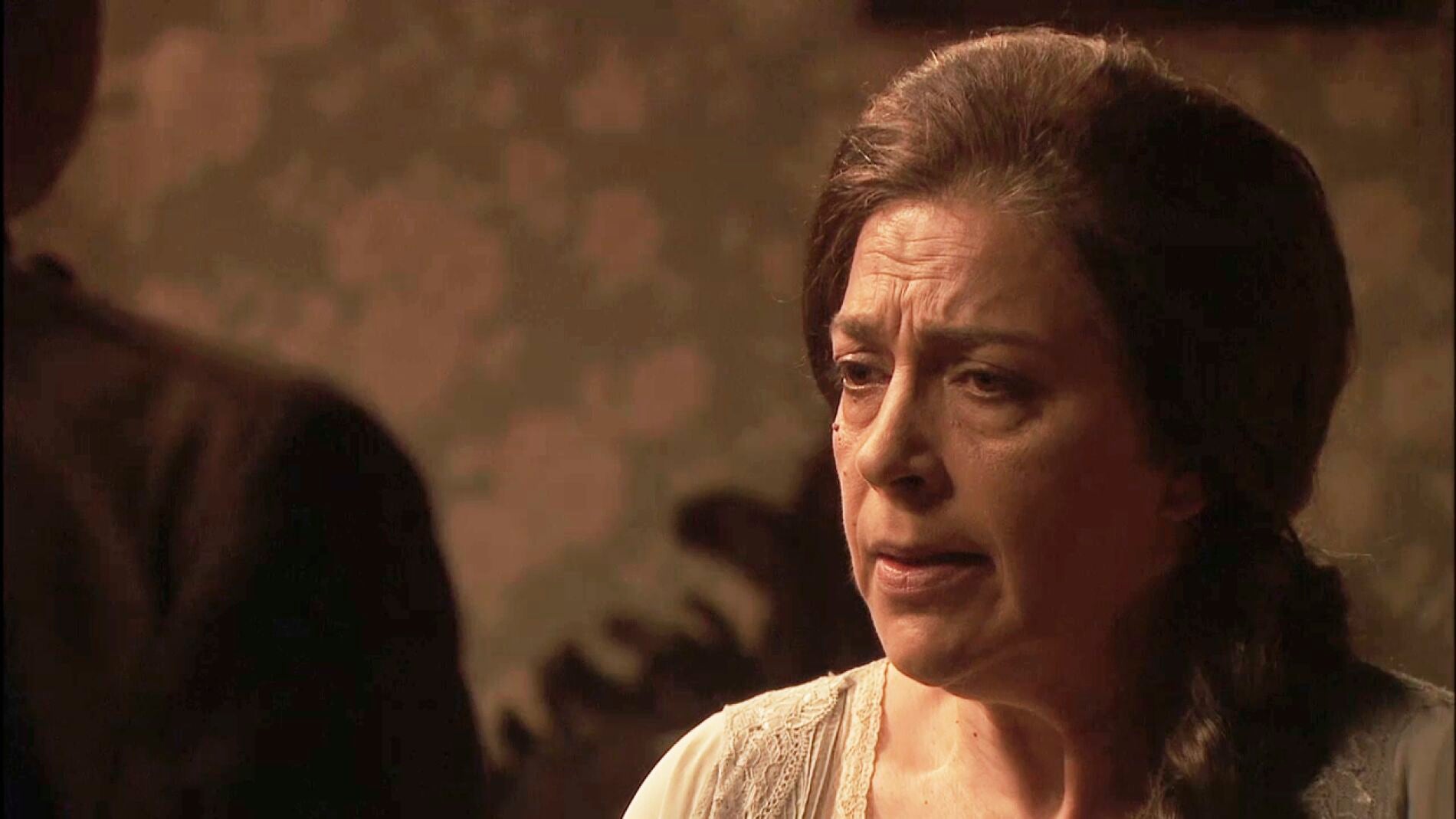 Francisca firma el documento de la f&aacute;brica