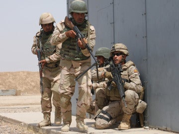 Soldados irequíes y españoles en Irak