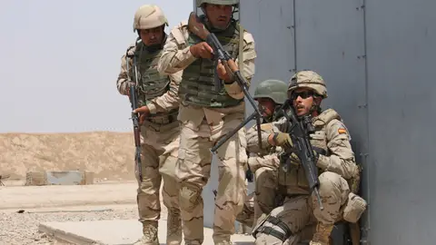Soldados irequíes y españoles en Irak Soldados irequíes y españoles en Irak