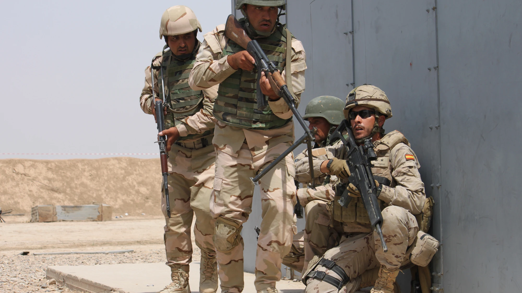 Soldados irequ&iacute;es y espa&ntilde;oles en Irak