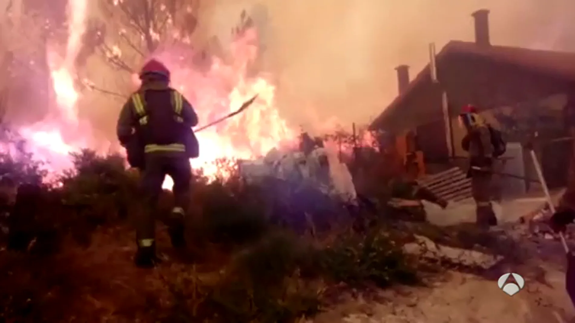 Bombero en un incendio de Galicia Bombero en un incendio de Galicia