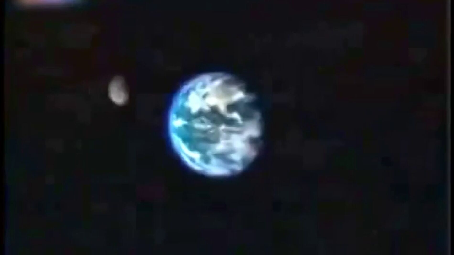 Frame 1.043962 de: Cabecera de 'Aquí no hay quien viva' versión portugal 