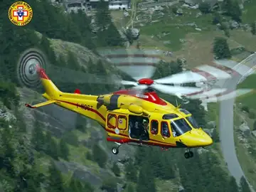 Helicóptero del organismo italiano, Alpine Resuce, durante las labores de evacuación Helicóptero del organismo italiano, Alpine Resuce, durante las labores de evacuación
