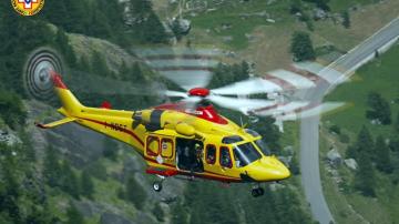 Helicóptero del organismo italiano, Alpine Resuce, durante las labores de evacuación
