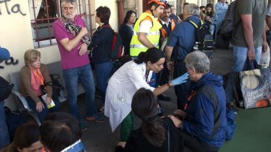 Una cantina convertida en un hospital para atender a los heridos
