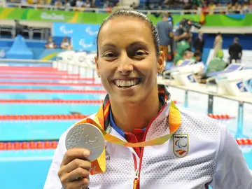Teresa Perales muestra orgullosa la plata conseguida en los Juegos Paralímpicos de Río 2016 Teresa Perales muestra orgullosa la plata conseguida en los Juegos Paralímpicos de Río 2016
