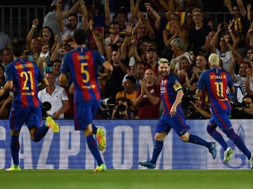 Los jugadores del Barça celebran el gol de Leo Messi